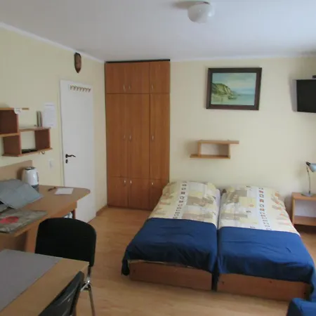 Goscinne Hallera 11